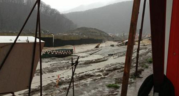 Подтопление вахтового поселка строителей в районе населенного пункта Эста-Садок в Сочи. 13 марта 2013 г. Фото пресс-службы ГУ МЧС по Краснодарскому краю, http://www.23.mchs.gov.ru