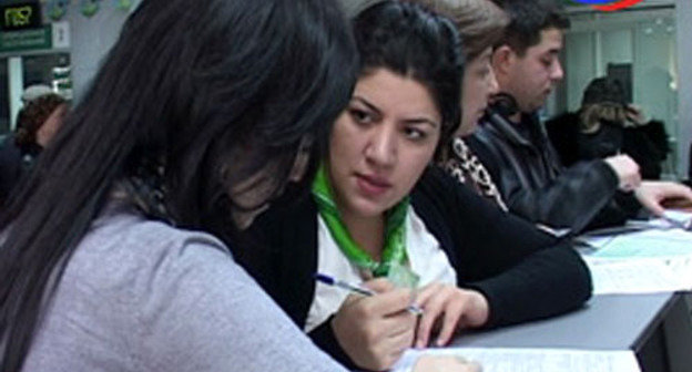 В одном из дагестанских офисов "Сбербанка". Фото: ГБУ РД РГВК «Дагестан», http://rgvktv.ru