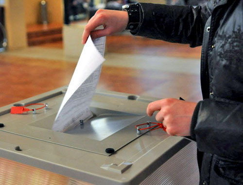 На избирательном участке. Фото: Елена Синеок, ЮГА.ру