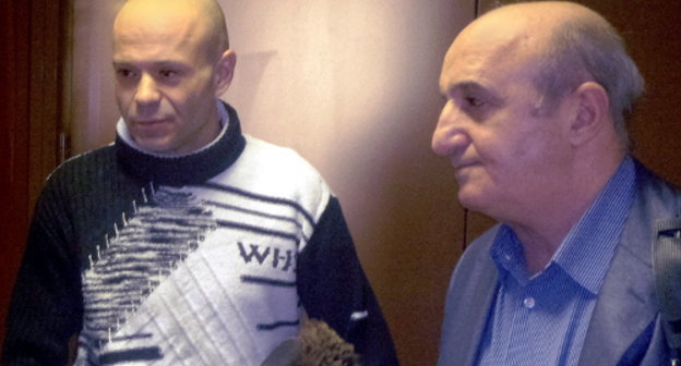 Дмитрий Павлюченков с адвокатом Кареном Нерсесяном в здании Мосгорсуда. 14 декабря 2012 г. Фото "Кавказского узла"