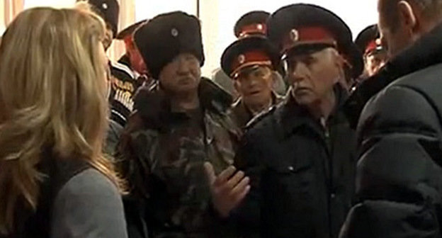 Казаки в здании радиостанции "Электрон-ФМ". Крымск, 13 марта 2013 г. Кадр из видеоролика радиостанции "Электрон-ФМ", http://www.electron-fm.com/