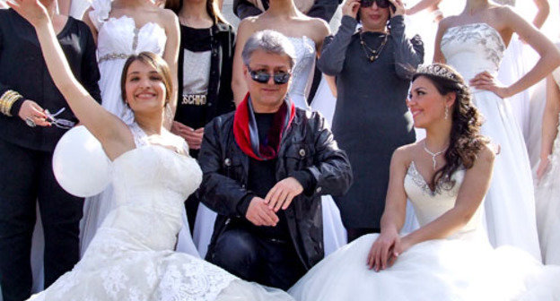 Автор идеи акции "Счастливая Грузия" Гиоргий Джаджанидзе с участницами акции у памятника Святому Гиоргию. Тбилиси, 14 марта 2013 г. Фото Эдиты Бадасян для "Кавказского узла"