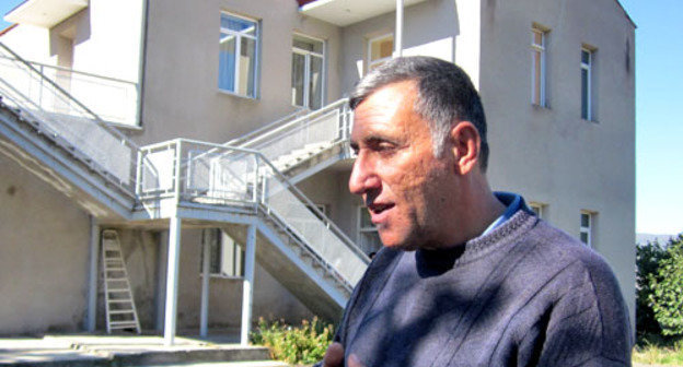 Акоп Карапет Артин из сирийского города Гамишли, перед зданием гостиницы в Бердзоре, где его семье предоставили временное жилье. Нагорный Карабах, Кашатагский район, 13 октября 2012 г. Фото Алвард Григорян для «Кавказского узла»