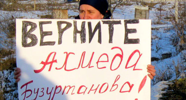 Одиночные пикеты родственников Ахмеда Бузуртанова прошли на Черменском посту, расположенном на границе Ингушетии и Северной Осетии. 4 января 2013 г. Фото Вахи Белхароева для "Кавказского узла"