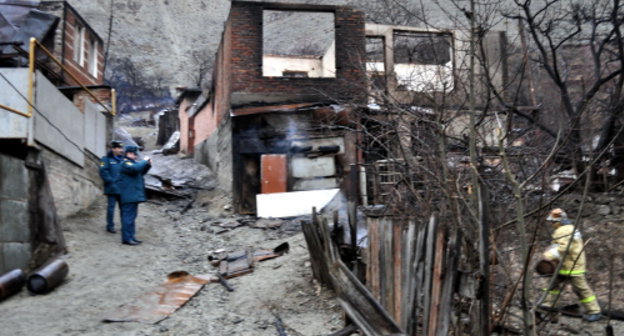 Северная Осетия, Алагирский район, поселок Мизур. Работа межведомственной группы по подсчету ущерба, нанесенного пожаром. 17 марта 2013 г. Фото пресс-службы ГУ МЧС Северной Осетии, http://www.15.mchs.gov.ru