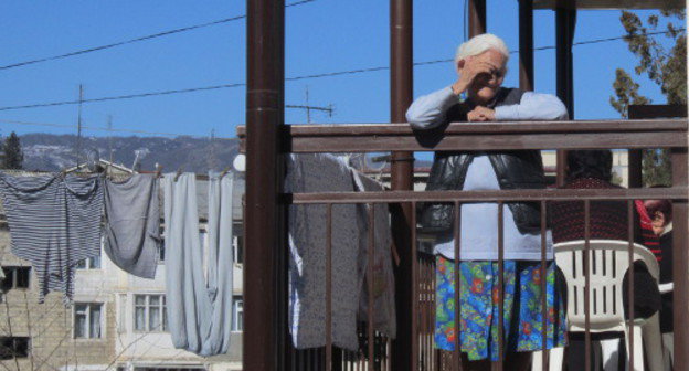 На балконе второго корпуса дома-интерната для престарелых и инвалидов в Степанакерте. Нагорный Карабах, 9 марта 2013 г. Фото Алвард Григорян для "Кавказского узла"