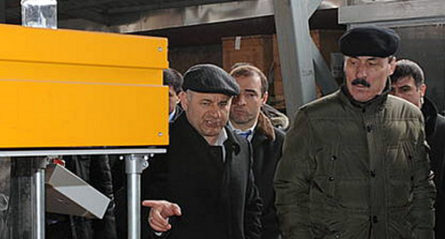 Рамазан Абдулатипов (справа) в рабочей поездке. Февраль 2013 г. Фото: http://president.e-dag.ru
