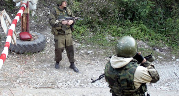 Бойцы московского ОМОН в командировке на Северном Кавказе. Фото пресс-службы Центра специального назначения сил оперативного реагирования ГУ МВД России по г. Москве,  http://center-spetsnaz.ru