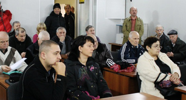 Участники схода граждан в здании администрации Дагомыса. Краснодарский край, 17 марта 2013 г. Фото Андрея Кошика для "Кавказского узла"