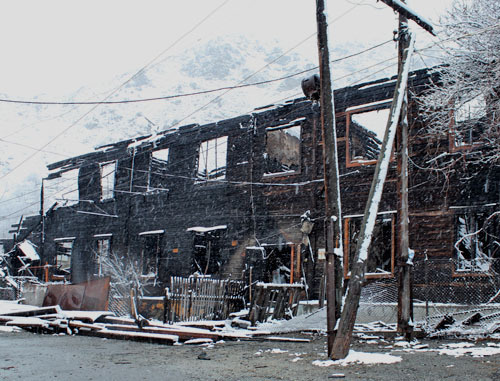 Сгоревший жилой дом (корпус 44) в горном поселке Мизур. Северная Осетия , Алагирский район, 18 марта 2013 г. Фото  Заура Фарниева для "Кавказского узла"