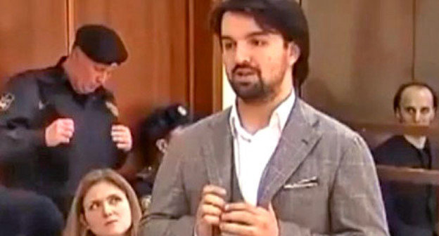 Адвокат подсудимого Мурад Мусаев выступает во время заседания суда по делу об убийстве Юрия Буданова, слева - адвокат Дарья Тренина. Москва, февраль 2013 г. Фото: скриншот с видео пресс-службы Мосгорсуда