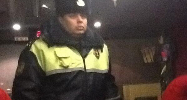 Сотрудник ГИБДД проверяет документы у наблюдателей из Таганрога. Таганрог, 22 марта 2013 г. Фото Ивана Седуша