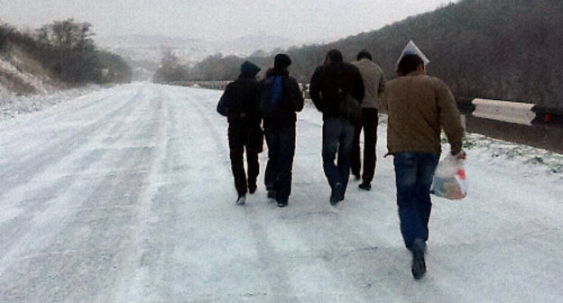 Активисты Объединенного штаба по контролю за выборами мэра Анапы идут пешком из Сукко в Анапу. 24 марта 2013 г. Фото Ивана Седуша