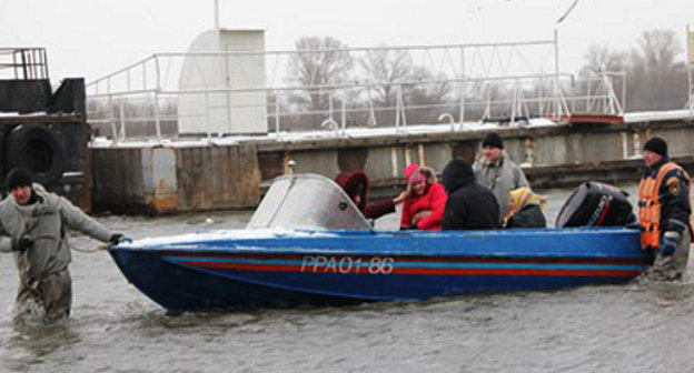 Спасатели эвакуируют жителей из зоны подтопления в Азовском районе Ростовской области. 24 марта 2013 г. Фото пресс-службы МЧС, mchs.gov.ru