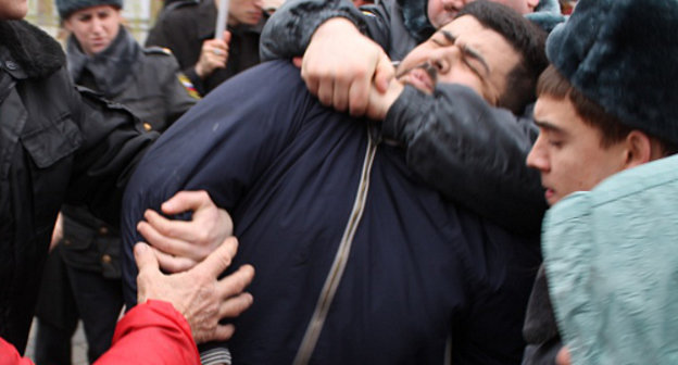 Задержание секретаря краевого отделения Коммунистов России Михаила Абрамяна во время несогласованного массового пикета. Краснодар, 23 марта 2013 г. Фото Андрея Кошика для "Кавказского узла"