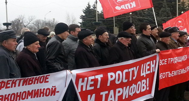 Участники межпартийного митинга в рамках всероссийской акции протеста "Общедомовое надувательство". Ставрополь, 23 марта 2013 г. Фото Констнатина Ольшанского для "Кавказского узла"