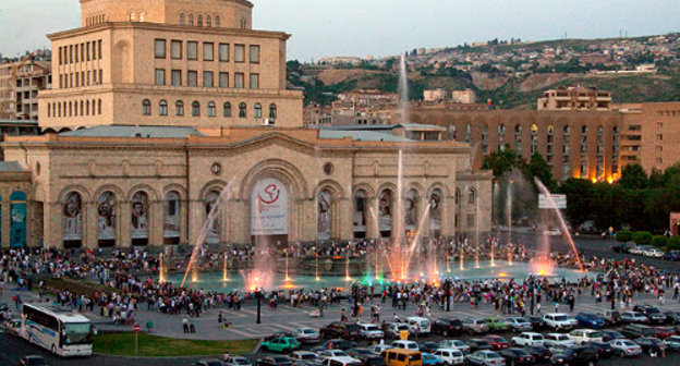 Ереван, плошадь Республики. Фото: Richard Tanton, http://www.flickr.com/photos/tantonr