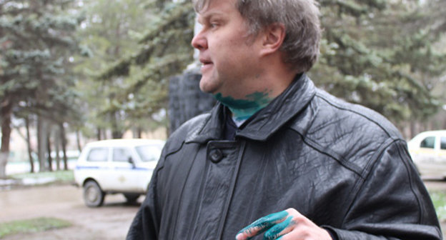 Облитый зеленкой лидер партии "Яблоко" Сергей Митрохин у избирательного участка 02-25 в Анапе 24 марта 2012 г. Фото Андрея Кошика для "Кавказского узла"