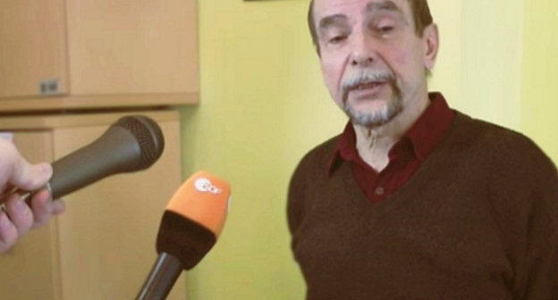 Лев Пономарев делает заявление после попытки внеплановой проверки представителей министерства юстиции, прокуратуры и налоговой службы в офисе движения "За права человека". Москва, 25 марта 2013 г. Кадр из видеорепортажа ОГТ, http://ogt.tv