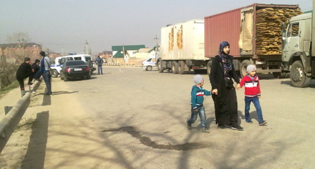 Улица в поселке Семендер, заблокированная во время спецоперации. Махачкала, 23 марта 2013 г. Фото Ахмеда Магомедова для "Кавказского узла"