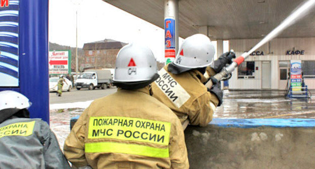Пожар на автозаправке "Белнефть" в Махачкале. 26 марта 2013 г. Фото: ГУ МЧС России по Республике Дагестан, http://www.05.mchs.gov.ru/