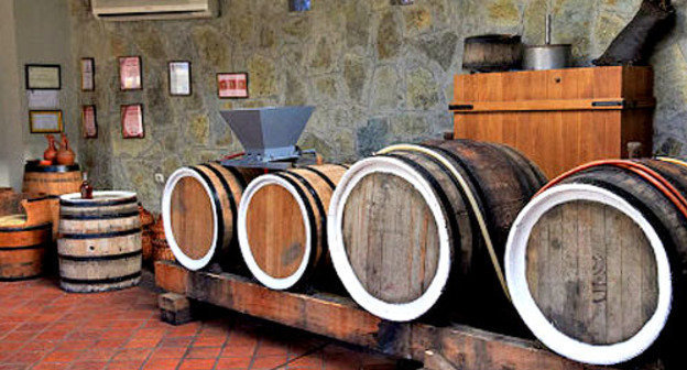 Бочки с вином в дворцовом комплексе «Винный мир» в Тбилиси. Фото: Александр Имедашвили, NEWSGEORGIA