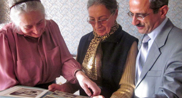 Гилал Мамедов, главный редактор газеты «Талыши садо», Марьям Мамедова, вдова Новрузали Мамедова и  Лия Пирейко, талышовед (справа налево). Фото http://www.talish.info