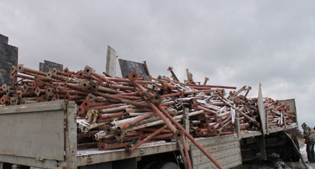 Фура с трубами на участке трассы между Сукко и Анапой, перегородившая дорогу к участкам наблюдателей от партии "Яблоко". Краснодарский край, 24 марта 2013 г. Фото Андрея Кошика для "Кавказского узла"