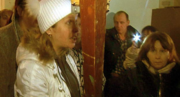 Жильцы общежития "Парус" показывают одну из дубин, которыми пользовались напавшие на них неизвестные люди. Ростов-на-Дону, 26 марта 2013 г. Фото: Алексей Новиков, http://donnews.ru