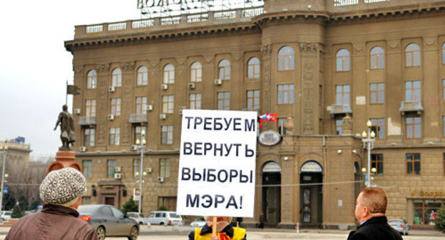 Серия одиночных пикетов с требованием возврата к прямым выборам мэра. Волгоград, февраль 2013 г. Фото http://www.volgograd.ru