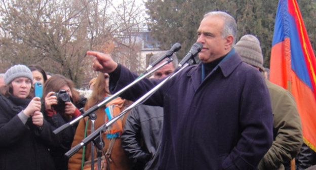 Митинг кандидата в президенты Армении Раффи Ованнисяна на Площади Победы. Ереван, 20 февраля 2013 г. Фото Инессы Саргсян для "Кавказского узла"