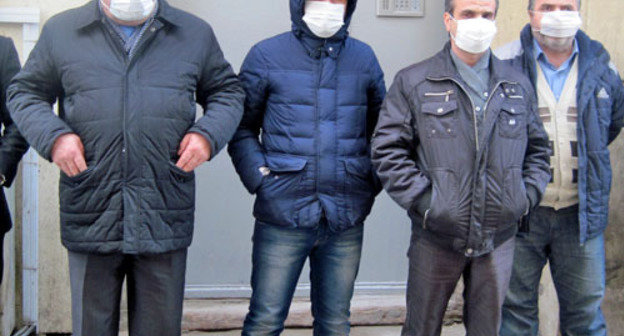 Участники акции протеста против закрытого процесса над главным редактором газеты "Толыши садо" Гилалом Мамедовым перед зданием Бакинского суда по тяжким преступлениям. Баку, 15 февраля 2013 г. Фото Парваны Байрамовой для "Кавказского узла"