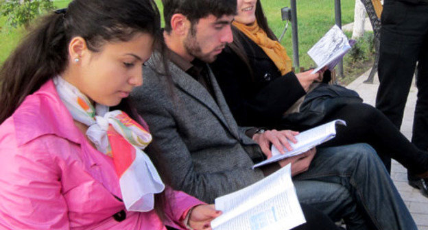 Студенты в центральном парке Степанакерта. Нагорный Карабах, 17 ноября 2012 г. Фото Алвард Григорян для "Кавказского узла"