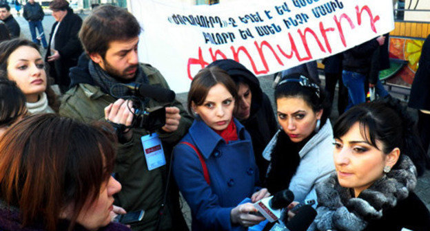 Акция в поддержку газеты "Жоховурд" и журналистки Соны Григорян. Ереван, 30 января 2013 г. Фото Соны Симонян, http://hetq.am