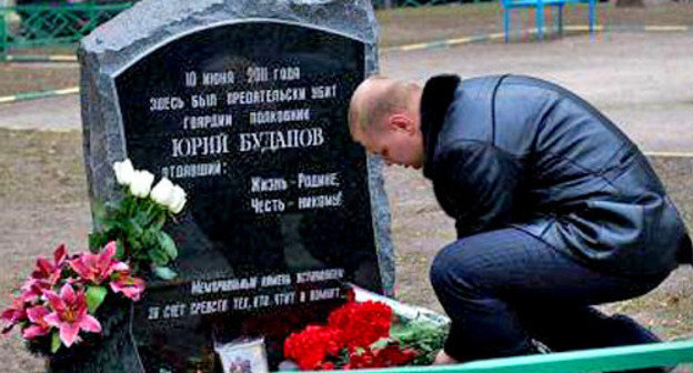 Валерий Буданов возле памятного камня, установленного на месте убийства Юрия Буданова во дворе дома №38 по Комсомольскому проспекту. Москва, ноябрь 2011 г. Фото http://v-budanov.livejournal.com/
