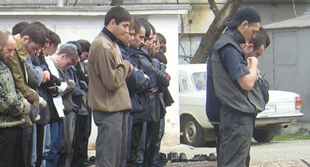 КБР, Нальчик, молодые мусульмане совершеют намаз на улице. Ноябрь 2004 г. Фото Анны Арсеньевой