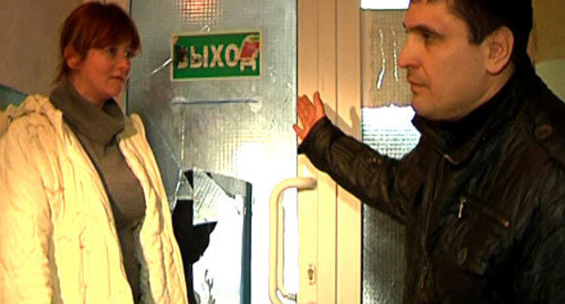 Неизвестный мужчина общается с жильцами общежития «Парус» возле закрытого выхода из здания. Ростов-на-Дону, 26 марта 2013 г. Фото: Алексей Новиков, http://donnews.ru