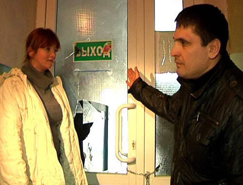 Неизвестный мужчина общается с жильцами общежития «Парус» возле закрытого выхода из здания. Ростов-на-Дону, 26 марта 2013 г. Фото: Алексей Новиков, http://donnews.ru Неизвестный мужчина общается с жильцами общежития «Парус» возле закрытого выхода из здания. Ростов-на-Дону, 26 марта 2013 г. Фото: Алексей Новиков, http://donnews.ru