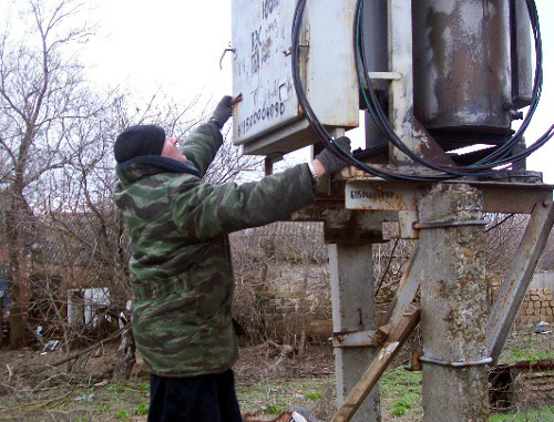Работы по восстановлению электроснабжения в Ростовской области. Март 2013 г. Фото пресс-службы ГУ МЧС по Ростовской области, http://www.61.mchs.gov.ru