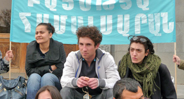 Студенты из различных ереванских вузов приняли участие в организованном "Университетом под открытым небом" обсуждении выборов и борьбы с фальсификациями на них. На снимке: надпись на плакате "Университет под открытым небом". Ереван, 27 марта 2013 г. Фото Армине Мартиросян для "Кавказского узла"