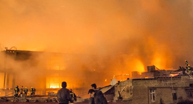 Пожар в центре Баку рядом с железнодорожным вокзалом в новостройке. 29 марта 2013 г. Фото Азиза Каримова для "Кавказского узла"