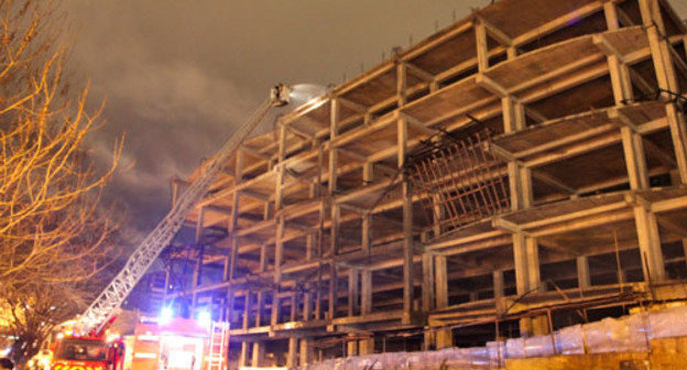 Пожар в новостройке в центре Баку. 29 марта 2013 г. Фото Азиза Каримова для "Кавказского узла"