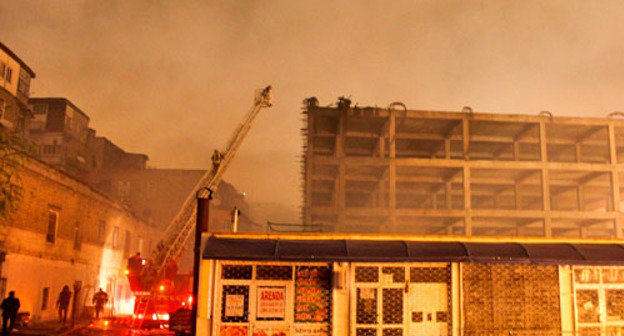 Пожар в новостройке в центре Баку. 29 марта 2013 г. Фото Азиза Каримова для "Кавказского узла"