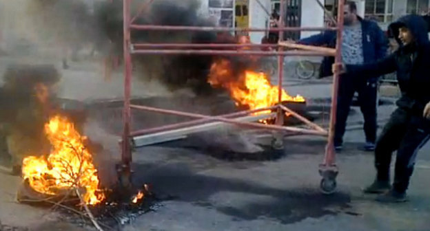 Жители Унцукульского района перекрывают проспект Акушинского в Махачкале в знак протеста против введения режима КТО в поселке Семендер. 20 марта 2013 г. Кадр из видеоролика 