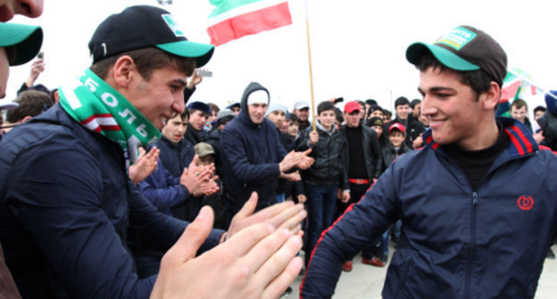 Болельщики "Терека" танцуют перед матчем команды с "Зенитом". Махачкала, 31 марта 2013 г. Фото Руслана Алибекова для "Кавказского узла"
