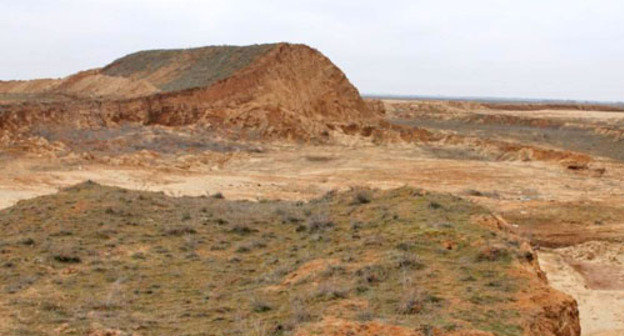 Остатки бугра Бэра, после добычи в нем глины военными строителями. Астраханская область. Фото Андрея Дегтерева