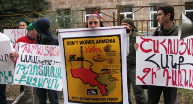 Акция протеста экологических организаций и активистов в защиту эколога Егии Нерсисяна. Ереван, 29 марта 2013 г. Фото: http://ecolur.org