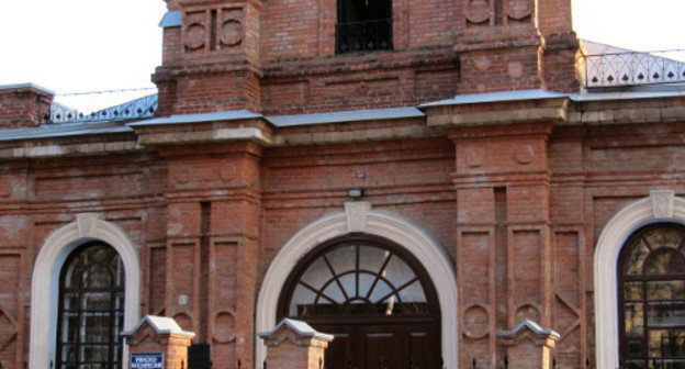 Вход в католический храм Успения Пресвятой Девы Марии в Новочеркасске. Фото: Rartat, ttp://commons.wikimedia.org