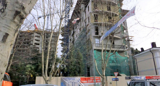 Строительство коммерческого жилья возле памятника архитектуры Зимнего театра. Сочи. Фото Светланы Кравченко для "Кавказского узла"