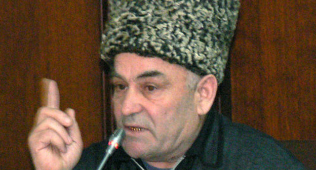 Житель Хасавюрта Маматхан Байсултанов, участник круглого стола "Власть и народ", во время своего выступления. Махачкала, 2 апреля 2013 г. Фото Патимат Махмудовой для "Кавказского узла"